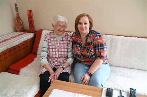 Opatrovateľ pri seniorovi v domácom prostredí