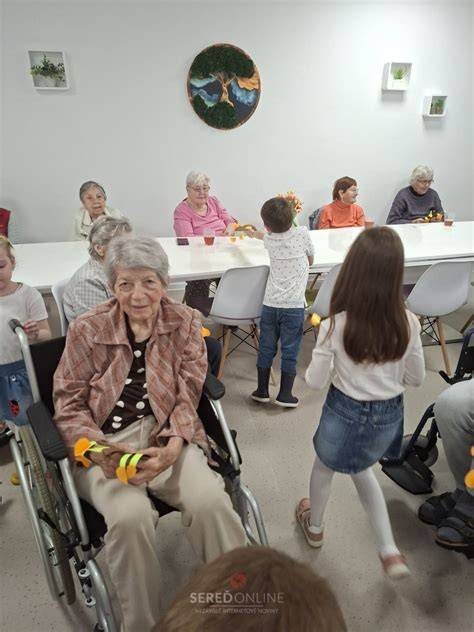 Deti a seniori pri spoločnom vystúpení