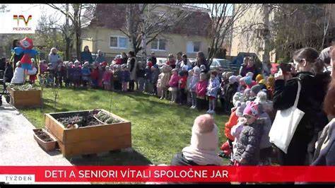 Seniori počas spoločenskej aktivity v domove