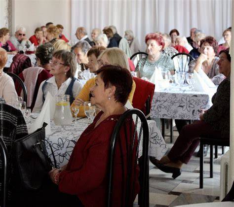 Seniori na spoločenskom podujatí
