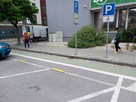 Parkovacie miesta pre ŤZP pri nemocnici