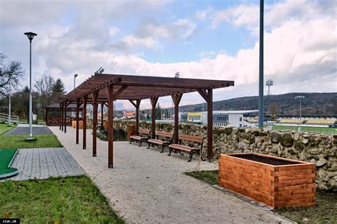 Seniori pri oddychu v parkovej časti