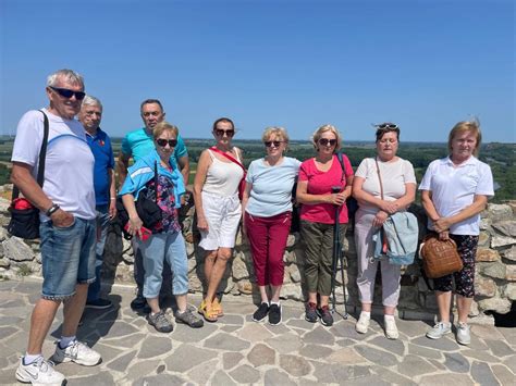 Seniori na pohodovej túre v Alpách