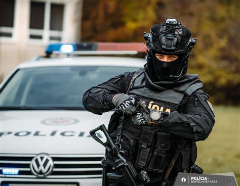 Obecný policajt počas výkonu služby