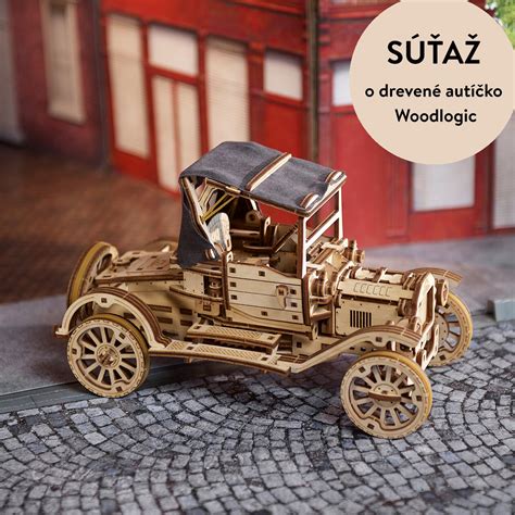 Dieťa kladivkuje drevenú stavebnicu