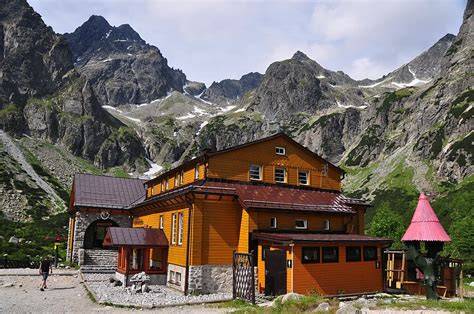 Chata pri Zelenom plese a turistický chodník