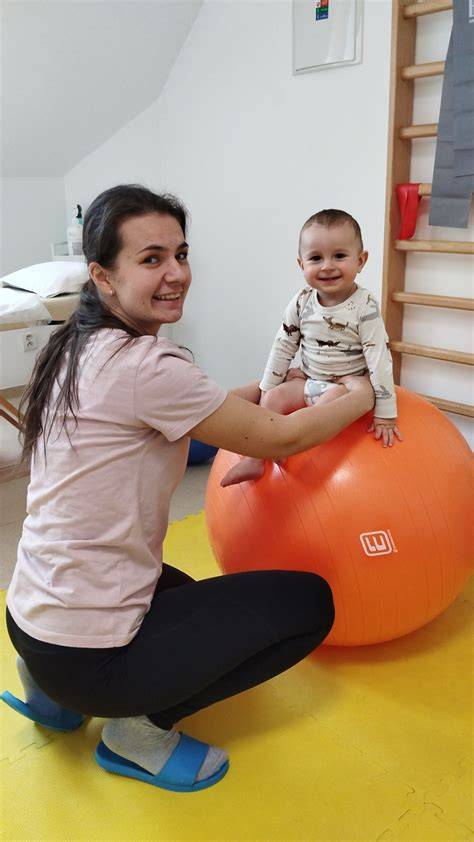 cvičenie dieťaťa s fyzioterapeutom