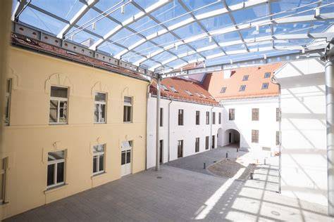 Budova ÚPSVaR Hnúšťa na Hlavnej ulici