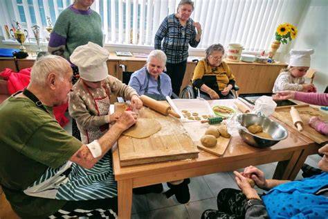 Seniori pri spoločenskej aktivite v zariadení